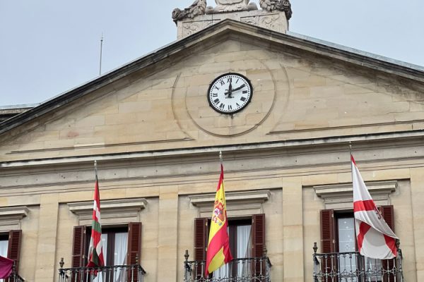 Les drapeaux au vent !